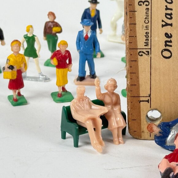 Vintage HO Scale 35+ Miniature Platform Figures People Scene Accessories - Picture 11 of 11